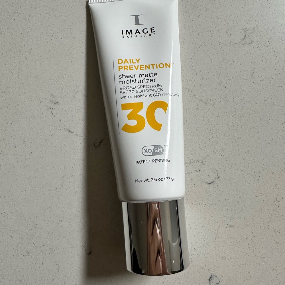 Daily Prevention Sheer Matte Moisturizer - White and Silver